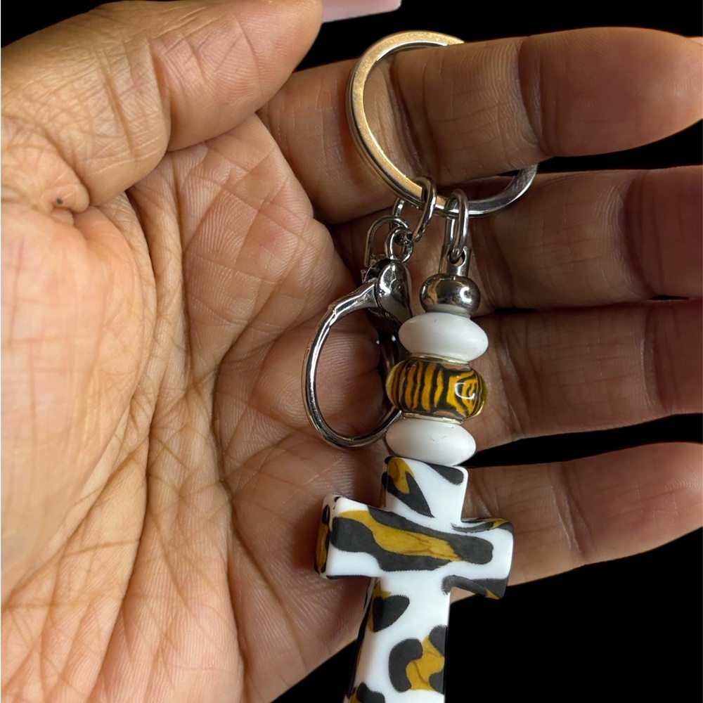 Leopard Print Cross Keychain - Picture 3 of 4